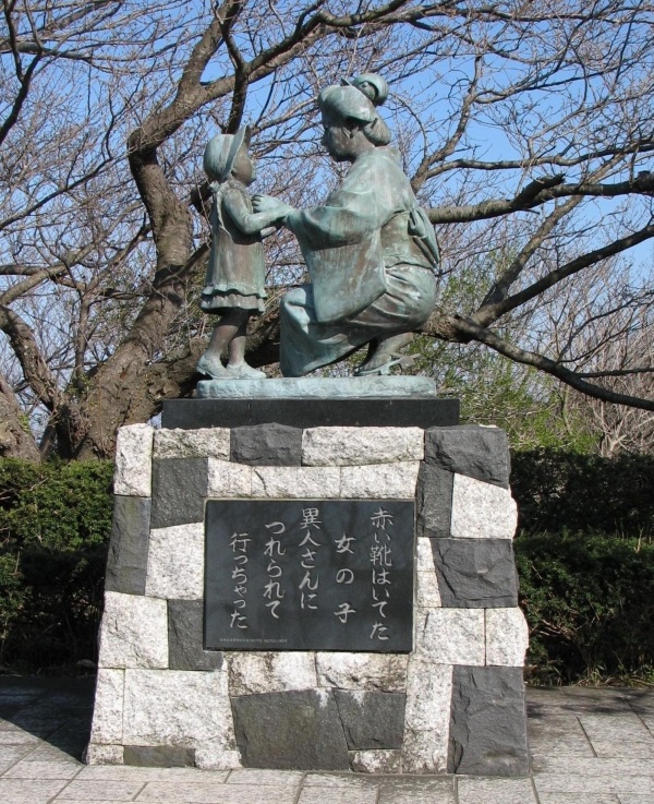 日本平山頂「赤い靴母子像」